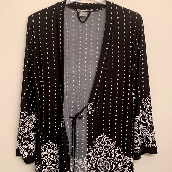 Black and White Robe - Picture 1 of 10